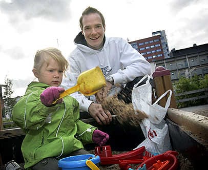 Emilia Södö leikkii kotitalonsa pihalla yhdessä Jani-isänsä kanssa.
