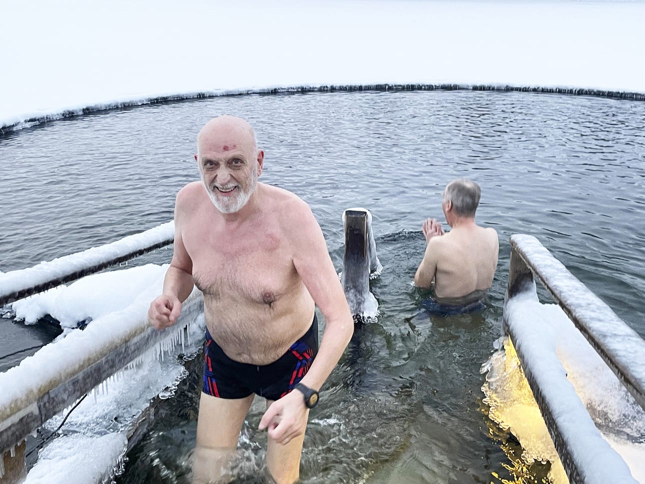 Innokkaimmat uimarit tulevat Tanelinlammen avantosaunalle heti ovien auettua. Kuvassa Juhani Kalliokoski hymyilee hyisen pulahduksen jälkeen.