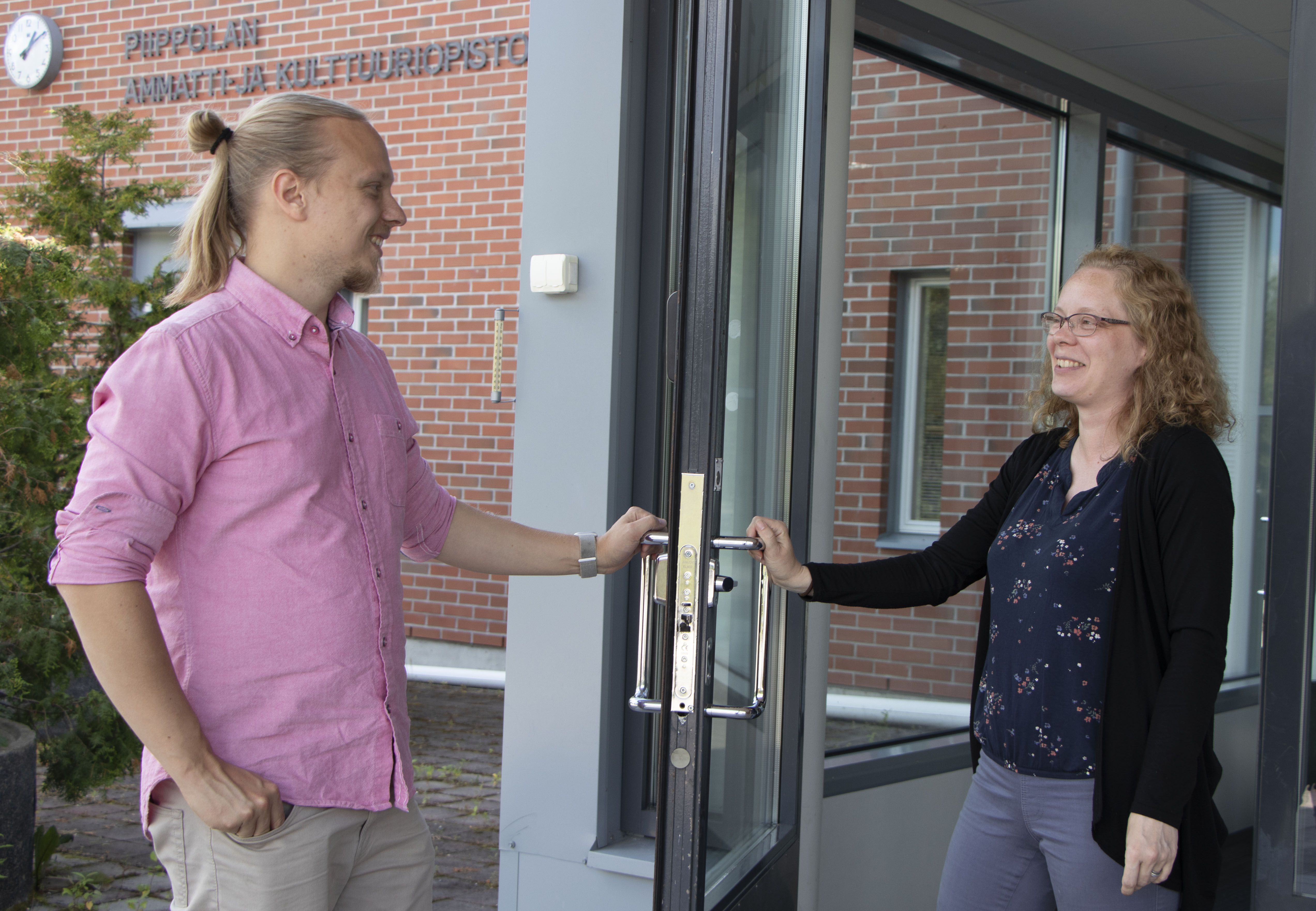 Projektipäällikkö Iikka Järvenpää ja toimistosihteeri Niina Leiviskä kohtasivat Piippolan koulun ovella ja Järvenpää päivitti Siikalatvan lukion tuoreimmat hankekuulumiset.