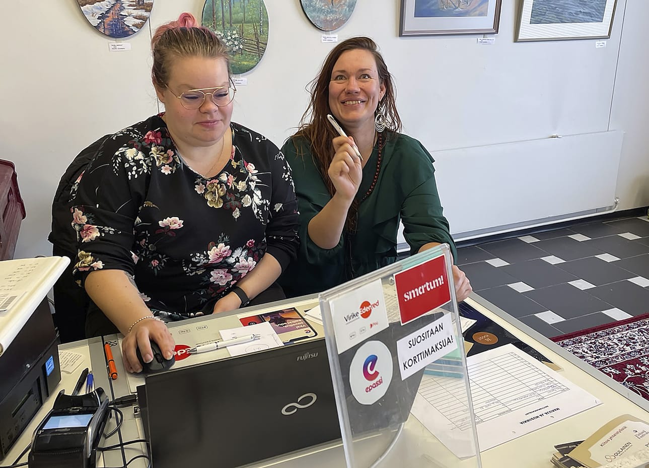 Oulaisten musiikkiviikkojen lipunmyynti piste on KoronaGalleriassa. Lipunmyynnistä vastaavat Tiina Leinonen ja Anna Koivukangas.