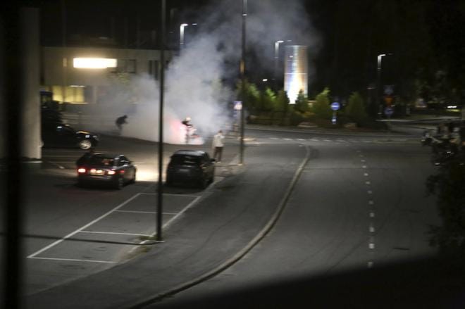 Kirjoittajan yöllinen kuva Järvipolun varrelta Alajärven keskustasta.