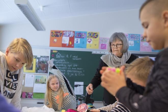 Olli Kakko, Katriina Jääskä ja Viljami Lahti askartelevat koulumummi Päivi Karilaisen kanssa. KUVAT: MINNA ANTILA
