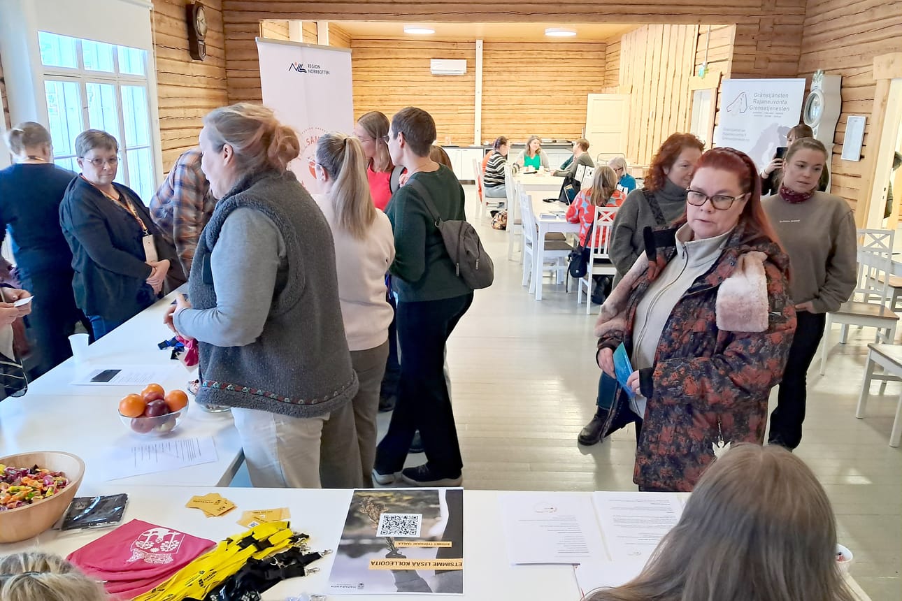 Torniolainen lähihoitaja Pirjo Meriläinen harkitsee töiden hakua Haaparannalta. Kuvassa Meriläinen on Simossa kolmen kunnan järjestämässä esittelytapahtumassa, joka oli suosittu: noin 30 Ruotsin hoitoalan työmarkkinoista kiinnostunutta suomalaista kävi paikalla. Järjestäjien mukaan yhä tulee sähköpostia kiinnostuneilta, jotka eivät päässeet paikalle.