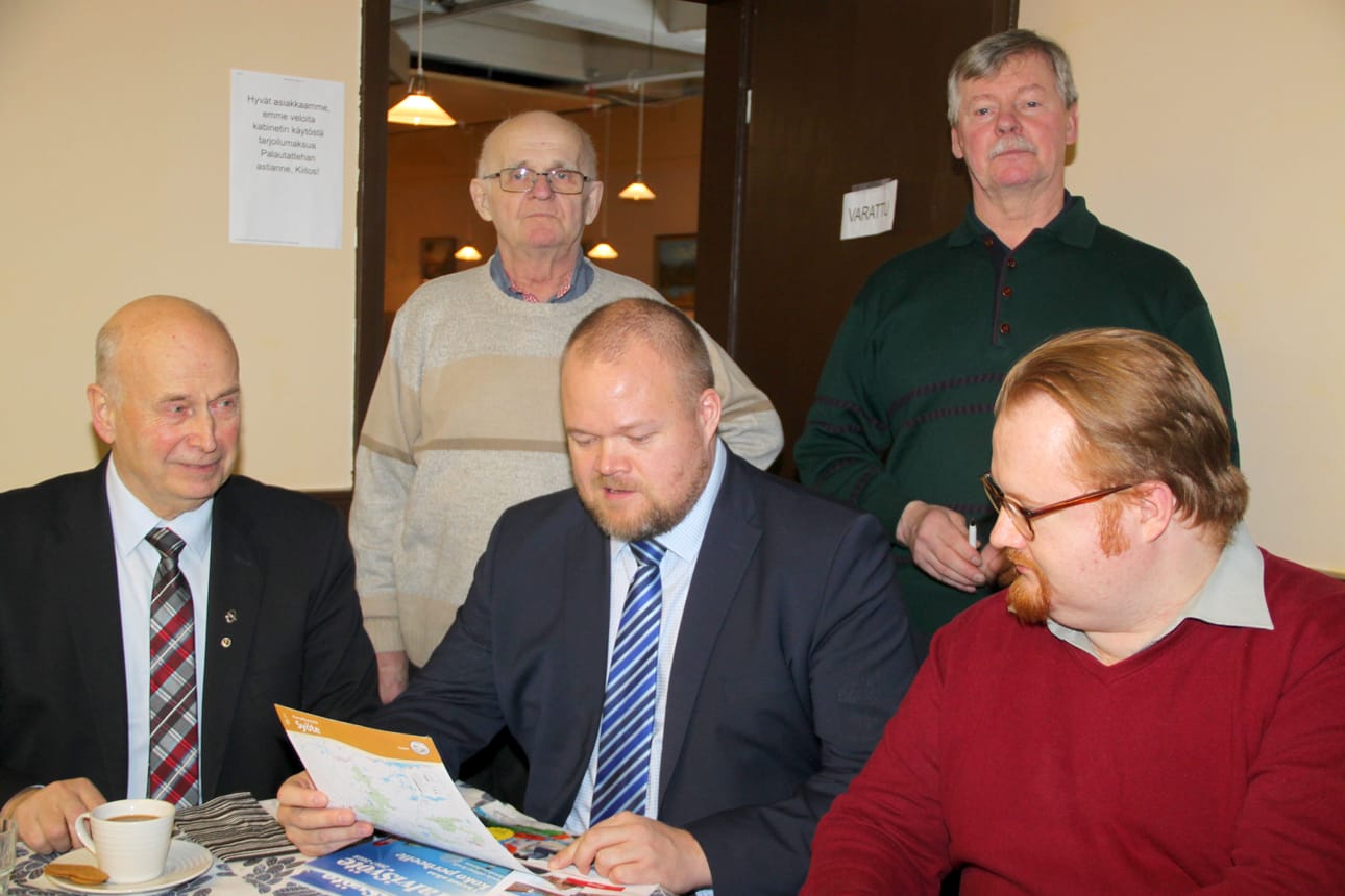 Edessä vasemmalta autonkuljettajana toiminut kuusamolainen Martti Turunen, Janne Pesonen ja Jaakko Salovaara. Takana paikalliset kokoomusaktiivit Antero Kokko ja Pekka Kinnunen.