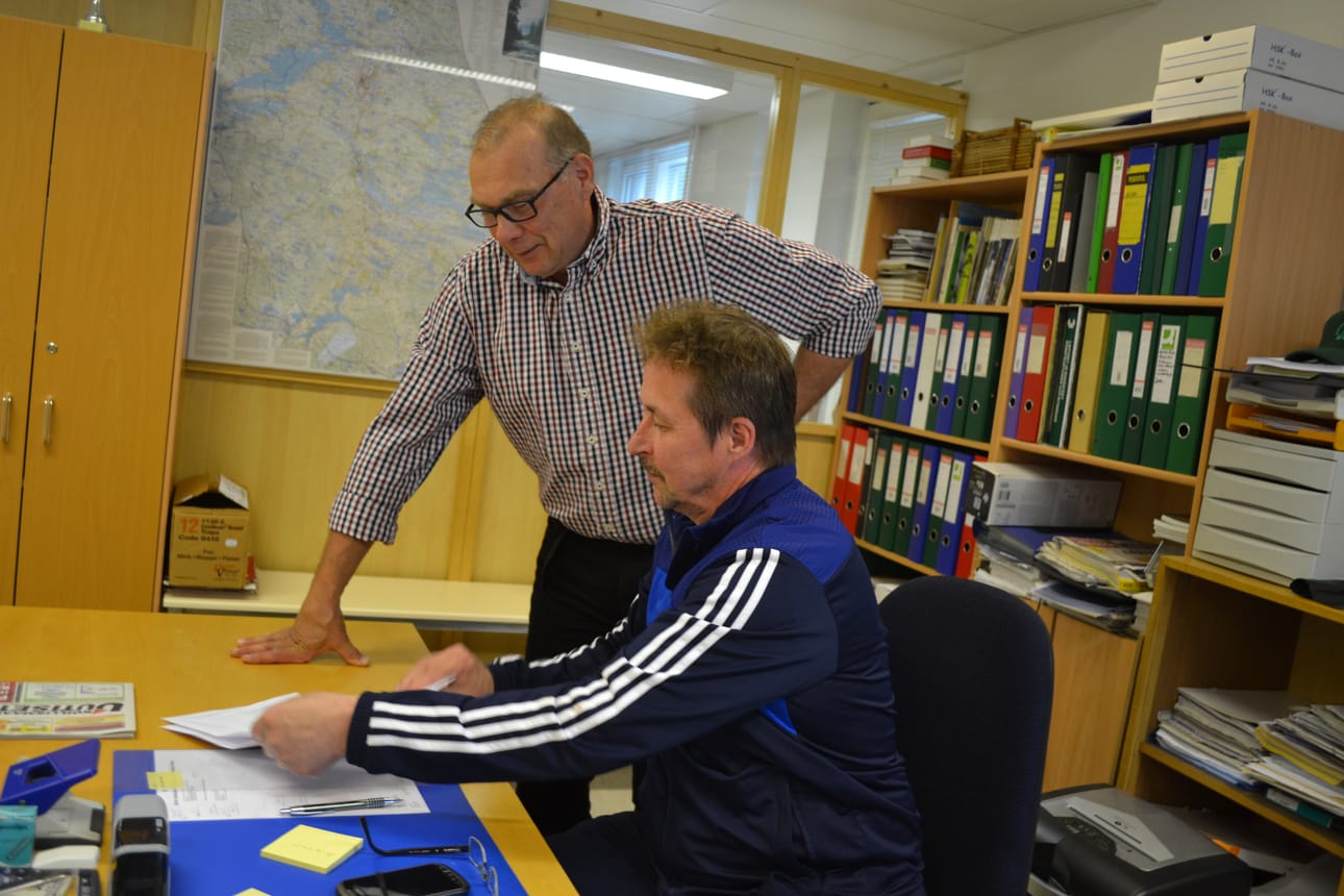 Pekka Väätäinen (vas.) ja Kari Nurmi tutkivat hirvilupapäätöspapereita.