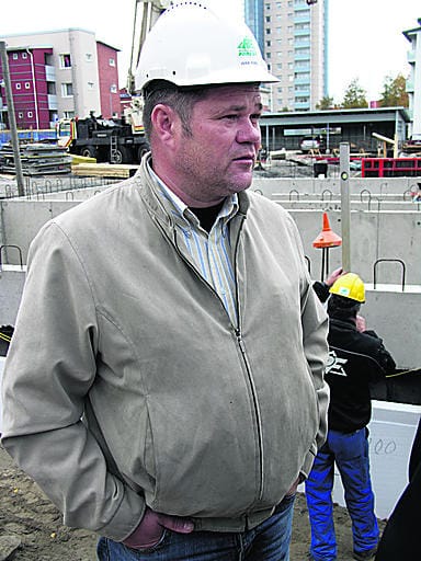 Toimitusjohtaja Jari Fors rakentaa liike- ja asuintaloa Raahen keskustan kävelykadulla. Hän vaihtoi ammattikoulun rakennuslinjan opettajan työt rakennusalan yrittäjän hommiin muutama vuosi sitten.