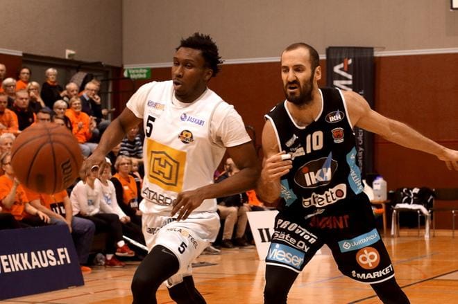 Kobrien Jaron Hopkins (vas) ja Karhun Bojan Sarcevic juoksivat tasaväkisesti pallon perässä. KUVAT: HEIKKI HAKANEN