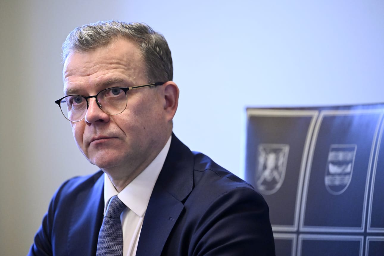 Petteri Orpolla on syytä huoleen. Hänen johtamansa kokoomuksen kannatus on laskenut, mutta myös puolueen imago on heikompi kuin aikoihin.