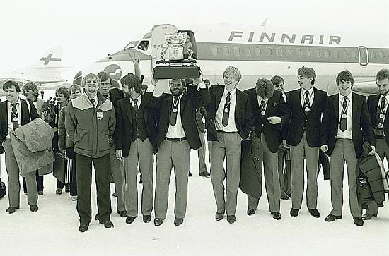 23.3. 1981. Kärpät on saapunut Tampreelta, missä joukkue voitti liigakultaa Kuvassa vas. Pekka Tuomisto, valmentaja Kari Mäkinen, Hannu Jalonen, Mikko Leinonen, kapteeni Veikko Torkkeli, Kari Jalonen, Kai Suikkanen (kumartuneena), Hannu Hiltunen, Markku Kiimalainen ja Jorma Torkkeli.
