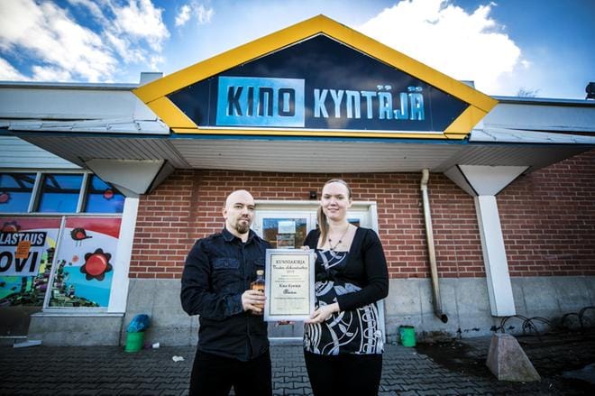 Kino Kyntäjän Tapio Peltokangas ja Johanna Saari pokkasivat elokuvateatteripalkinnon. Palkintoon kuuluu myös perinteinen "roudarin juoma" eli pieni pullo yhden tähden Jallua. KUVA: KRISTA LUOMA
