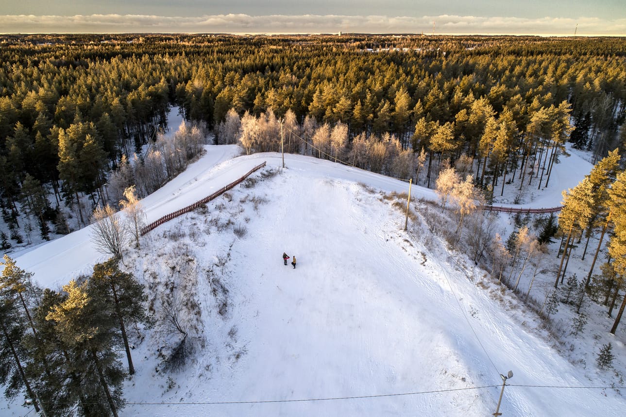 Raahen hiihtomajan maastossa ladut ovat jo varsin hyvässä kunnossa, mutta siirtymäladuille olisi toiveissa lisää lunta.