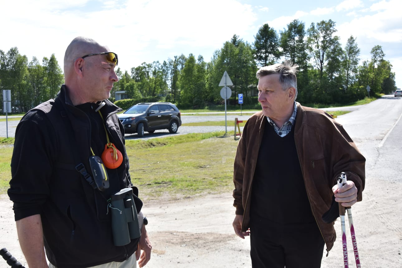 Lintuharrastajat Pentti Kallio ja Antti Leivo törmäsivät sattumalta ja vaihtoivat kuulumisia.