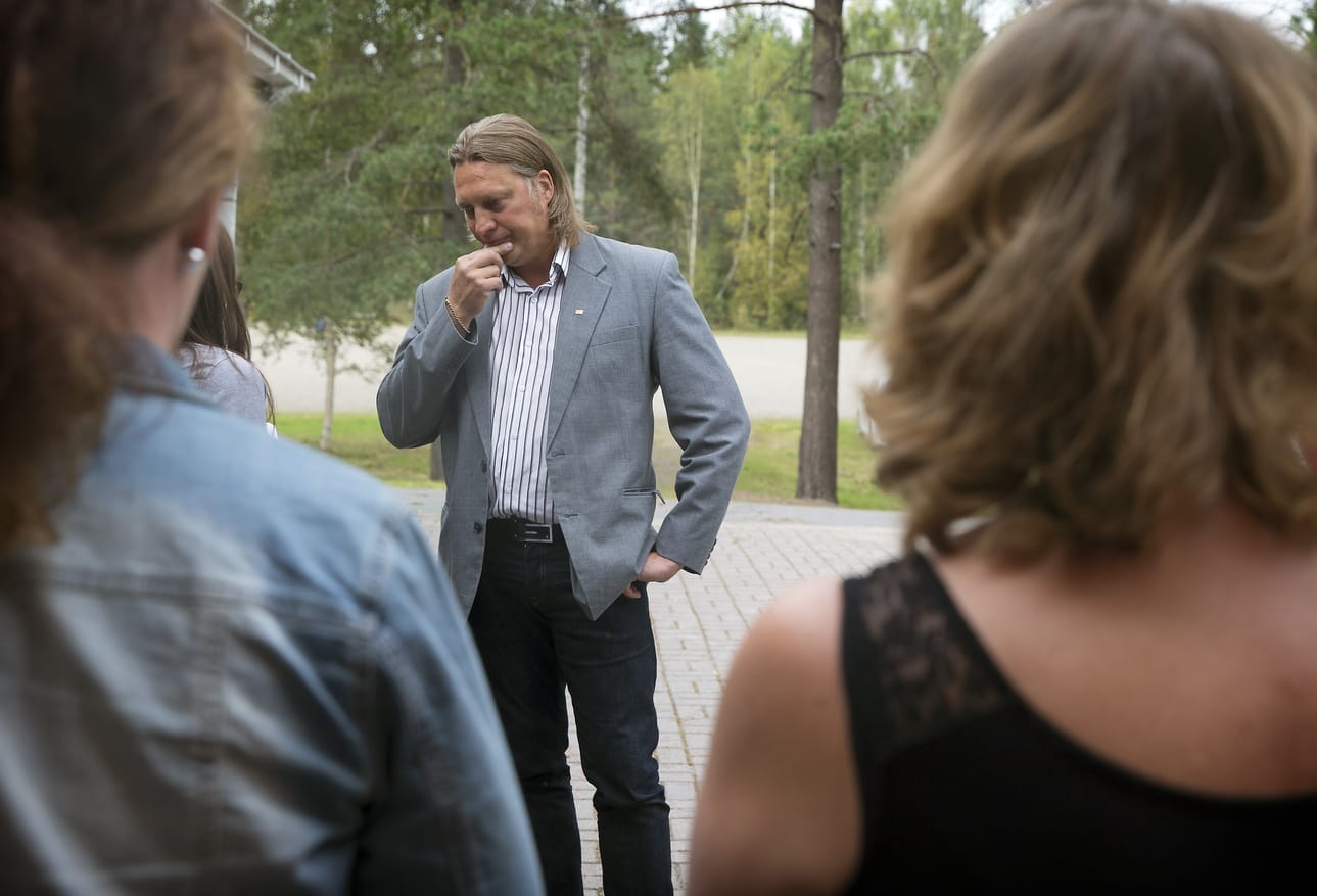 Punaisen Ristin Oulun piirin toiminnanjohtaja Pertti Saarela osallistui Sanginsuun hätämajoitusyksikön infotilaisuuteen.