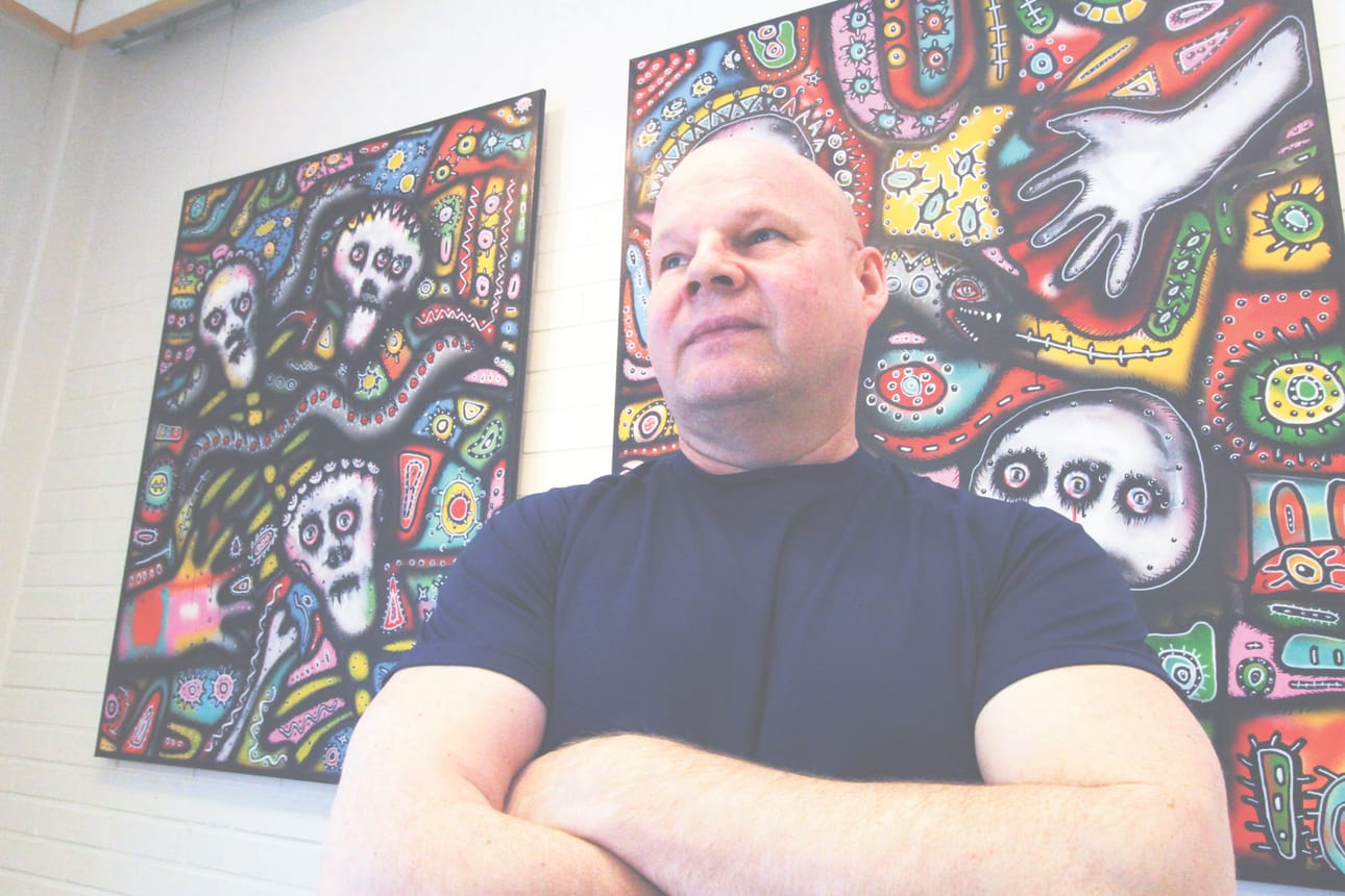 Jukka Nissinen syventää opintovapaallaan ammattiosaamistaan. Taustalla hänen teoksensa Happy Hour.