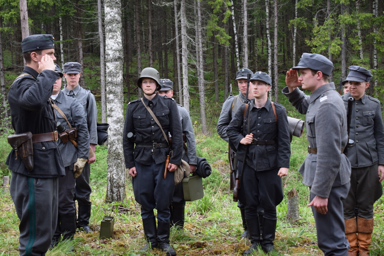 Salpalinja-dokumentin tekoa avusti eri tavoin pitkälti yli sata vapaaehtoista. Taisteluhaudan kaivukuvauksia tehtiin Virolahdella.