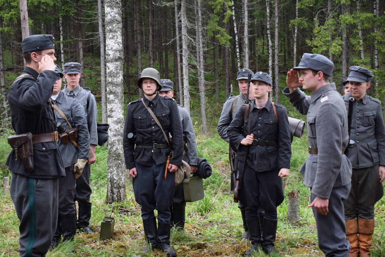 Salpalinja-dokumentin tekoa avusti eri tavoin pitkälti yli sata vapaaehtoista. Taisteluhaudan kaivukuvauksia tehtiin Virolahdella.