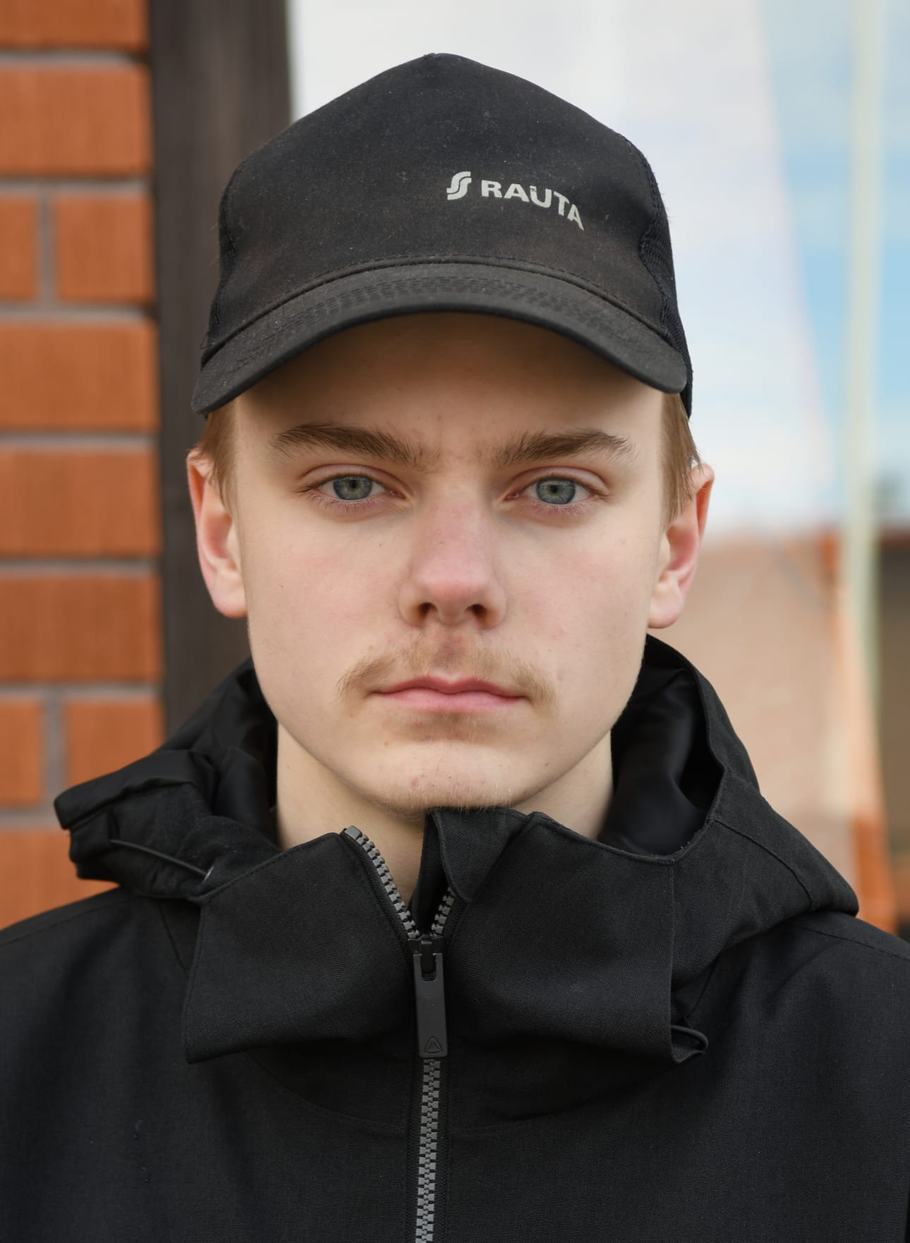 – Hyvä, Kuusamossa on rauhallista ja kavereita löytyy paljon, kertoo Rukan suunnasta opiskelemaan tullut Tuomas Mustonen. – Uusimpia kauppoja täällä ei ole. Toisaalta netistäkin voi tilata. Pitkät välimatkat ovat vähän hankalia. Oman autoalan työpaikkoja täällä on ja niihin voi päästä vaikka työssäoppimisen kautta.