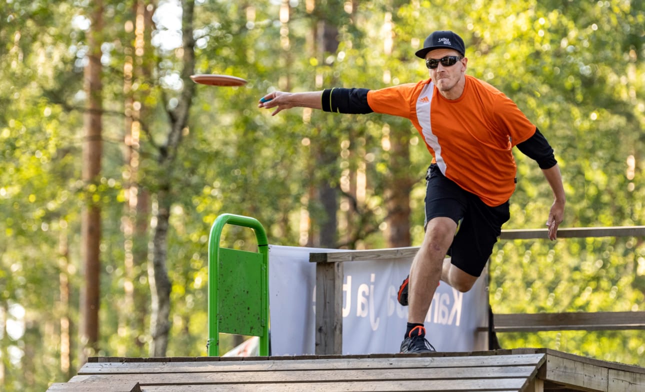 Ähtärin lukion frisbeegolflinjaa luotsaava Heikki Saunanen on lajin hallitseva suomenmestari ikäisissään.