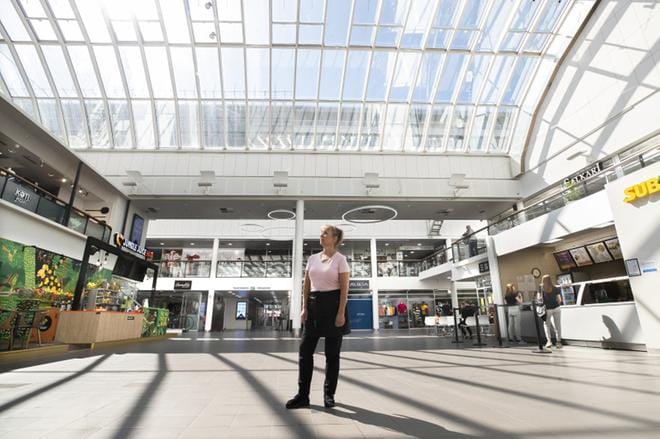 Rewell Center täyttää syksyllä 30 vuotta. Anne Hyyppä on pitänyt kauppakeskuksessa kahvilaa alusta asti. – Me yrittäjät olimme silloin 1990 aivan ihastuksissamme ja innoissamme tästä. Meillä oli myös paljon yhteistoimintaa. Nyky-Rewelliin Hyyppä toivoisi elämyksellistä toimintaa: musiikkiesityksiä, lastenkulttuuria ja vaikkapa joogaa. KUVA: MINNA ANTILA