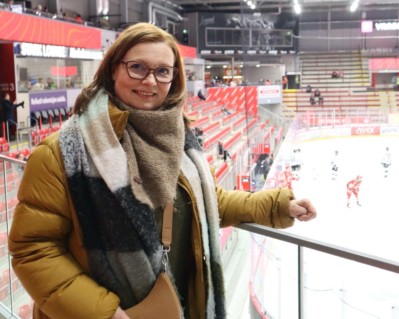 Laihialainen tanssinopettaja Satu Rönnlöf näkee jääkiekossa paljon muutakin kuin maaleja ja taklauksia.