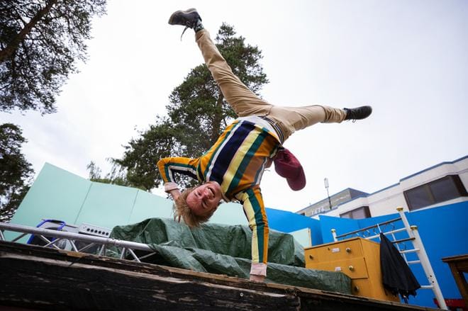 Mikko Peltomäki heittääkin kärrynpyörää Risto Räppääjänä Tropiclandian näyttämöllä, eikä Wasa Teaterin sisäpihalla. Ensi-ilta on sunnuntaina ja kaikkiaan edessä on 16 esitystä. KUVA: JARNO PELLINEN