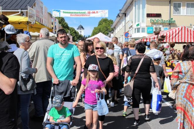 Ihmisst kansoittivat torin. KUVAT: TAUNO RIIHILUOMA