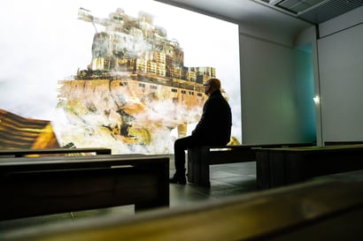 Oulussa nyt: Jaakko Niemelän suuret laiva-aiheiset teokset värisyttävät taidemuseon Praakk-näyttelyssä
