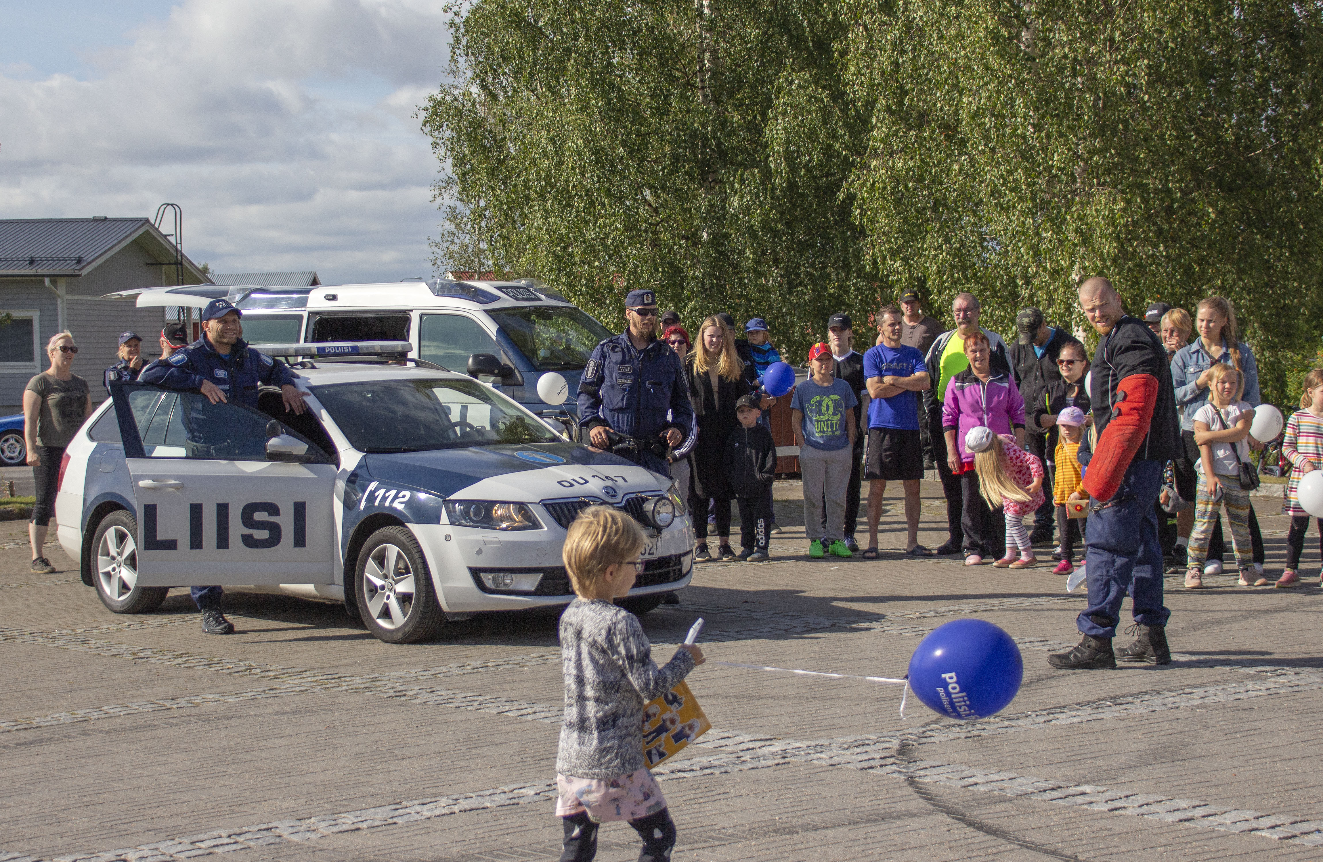 <p>Poliisin päivää vietettiin Pyhännällä. Päivässä esiteltii poliisikaluston lisäksi myös toimintaa mm. poliisikoiranäytöksin. Niissä nähtiin mun muassa tämän riehujan taltuttaminen. </p>
