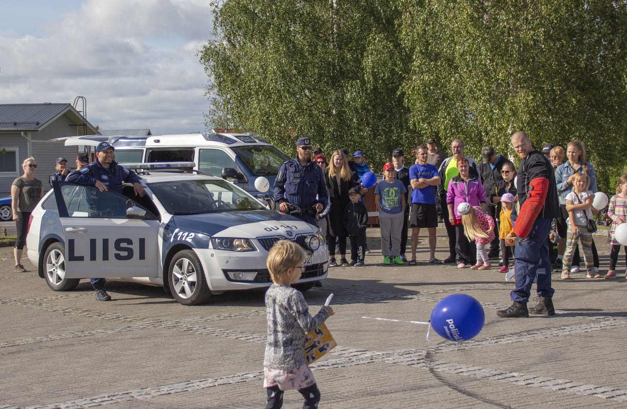 Poliisin päivää vietettiin Pyhännällä. Päivässä esiteltii poliisikaluston lisäksi myös toimintaa mm. poliisikoiranäytöksin. Niissä nähtiin mun muassa tämän riehujan taltuttaminen.