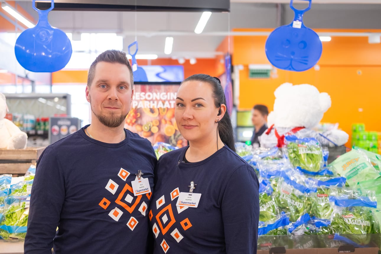 Ville ja Elisa Mölläri haluavat kaupan elävän sesonkien mukaan. Hedelmä- ja vihannesosastolla on tarkoitus, että sesongissa olevat tuotteet ovat heti ovelta tullessa vastassa.