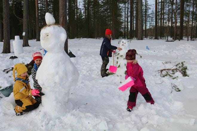 Maisa Piitulainen ja Marie Hautamäki viimeistelivät jätti-Myytä, joka heidän mielestään oli vähän huolestuttavasti etukenossa. Eimi Piitulainen lapioi heille lisää rakennus- materiaalia. Aapo Piitulainen askaroi Haisulin kimpussa. KUVAT: ANU NAHKALA