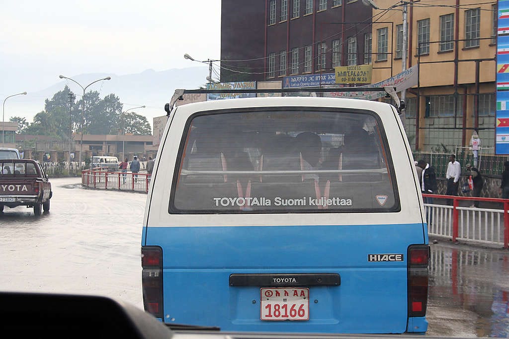 Suomesta Etiopian pääkaupunkiin Addis Abebaan päätynyt Hiace toimii uudessa kotimaassaan paikallisena taksina.