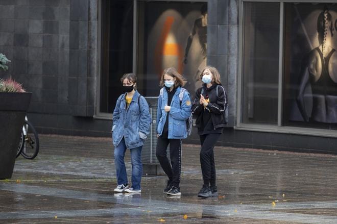 Keskiviikkona voimaan tulevien rajoitusten pitäisi purra koronatilanteeseen 20 päivän aikana. ARKISTOKUVA: JARNO PELLINEN