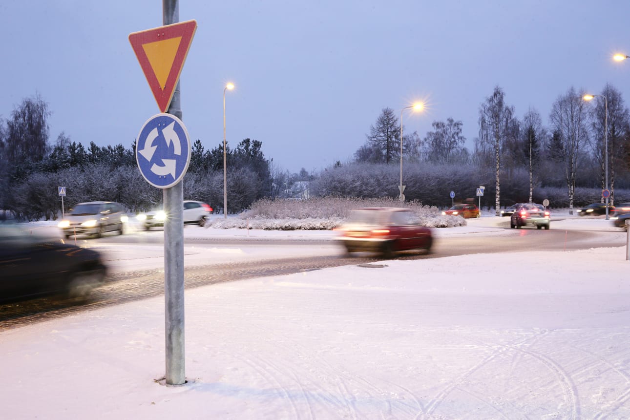 Vilkuttamissäännöt kiertoliittymässä ovat unohtuneet monilta autoilijoilta.
