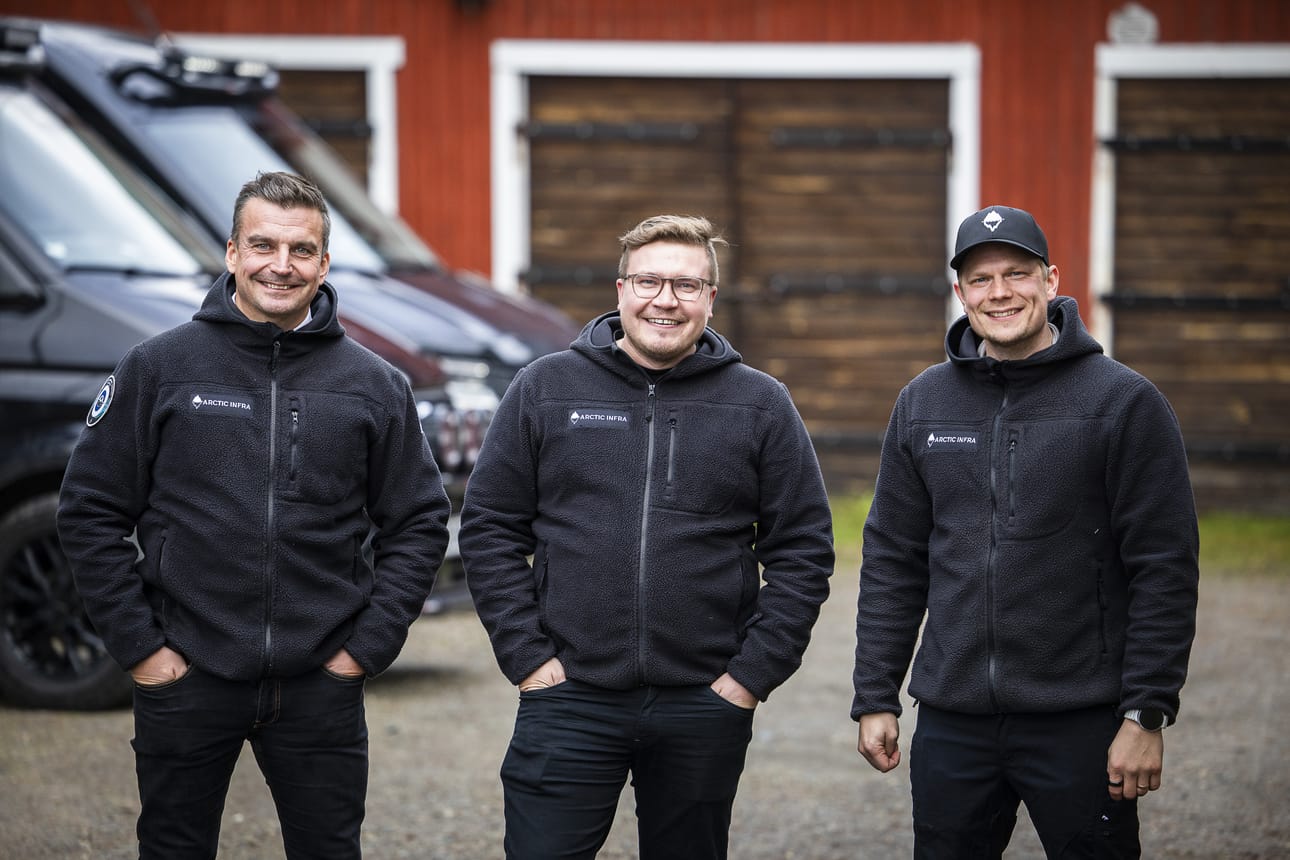 Arctic Infran kolmikko Jussi Tuohino, Petri Alatalo ja Jonne Ruopsa pokkasivat lauantaina Lapin maakunnallisen yrittäjäpalkinnon. Varsin tuntemattoman yrityksen kotipaikka on Sodankylä.