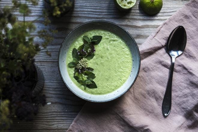 Täyteläisen paksu ja kuohkea vihersmoothie käy aamiaisesta. Kuva: Elina Ylitervo