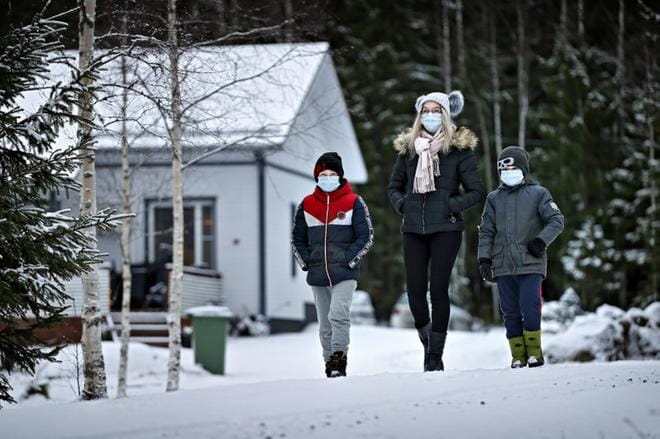 Viidesluokkalainen Lucas, 11, tokaluokkalainen Aksel ja päiväkoti-ikäinen Milja Kurhela, 4, ovat kotona vanhempiensa Marjo ja Juha Kurhelan kanssa. KUVA: TOMI KOSONEN