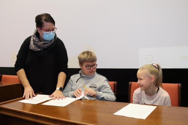 Voltin koulun johtaja Tiina Takamäki evästi puheenjohtaja Veeti Hippiä ja sihteeri Sanna Jussilaa ennen marraskuisen kokouksen alkua. KUVAT: ANU NAHKALA