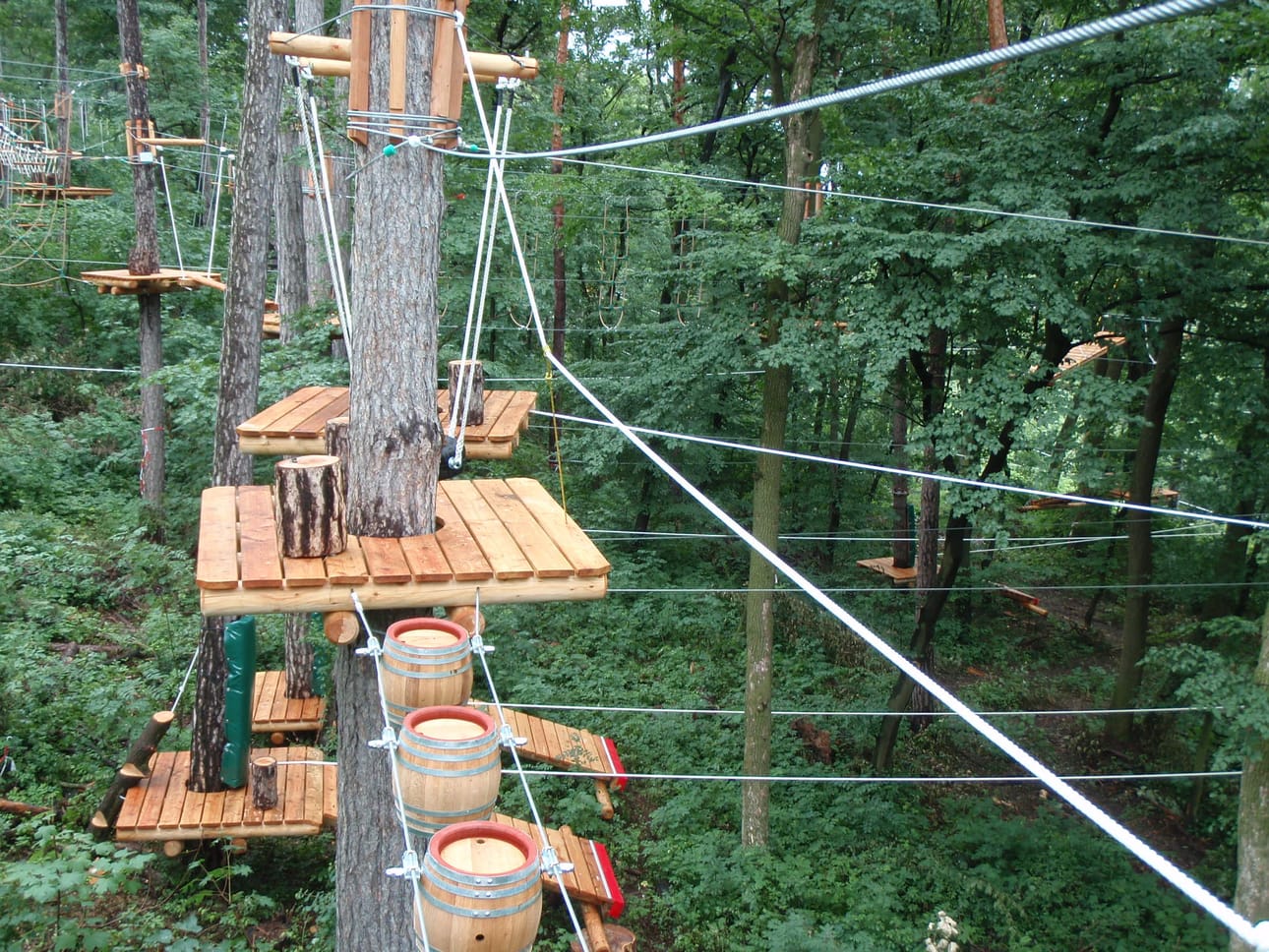 Kuvassa samantapainen seikkailupuisto, mikä on tulossa Kalajoelle.