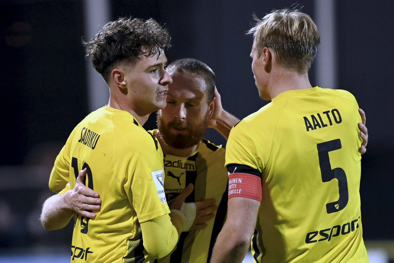 Hongan Agon Sadiku (vas.), Jerry Voutilainen ja Henri Aalto juhlivat Sadikun tekemää 2-0-maalia. LEHTIKUVA / VESA MOILANEN