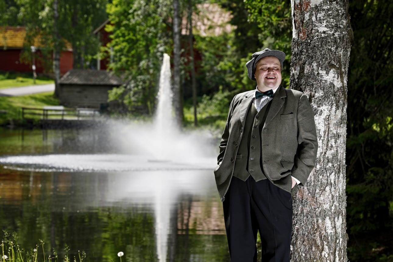 Tuomo Uusitalo rooliasussaan Seinäjoen Törnävän vehreissä maisemissa.