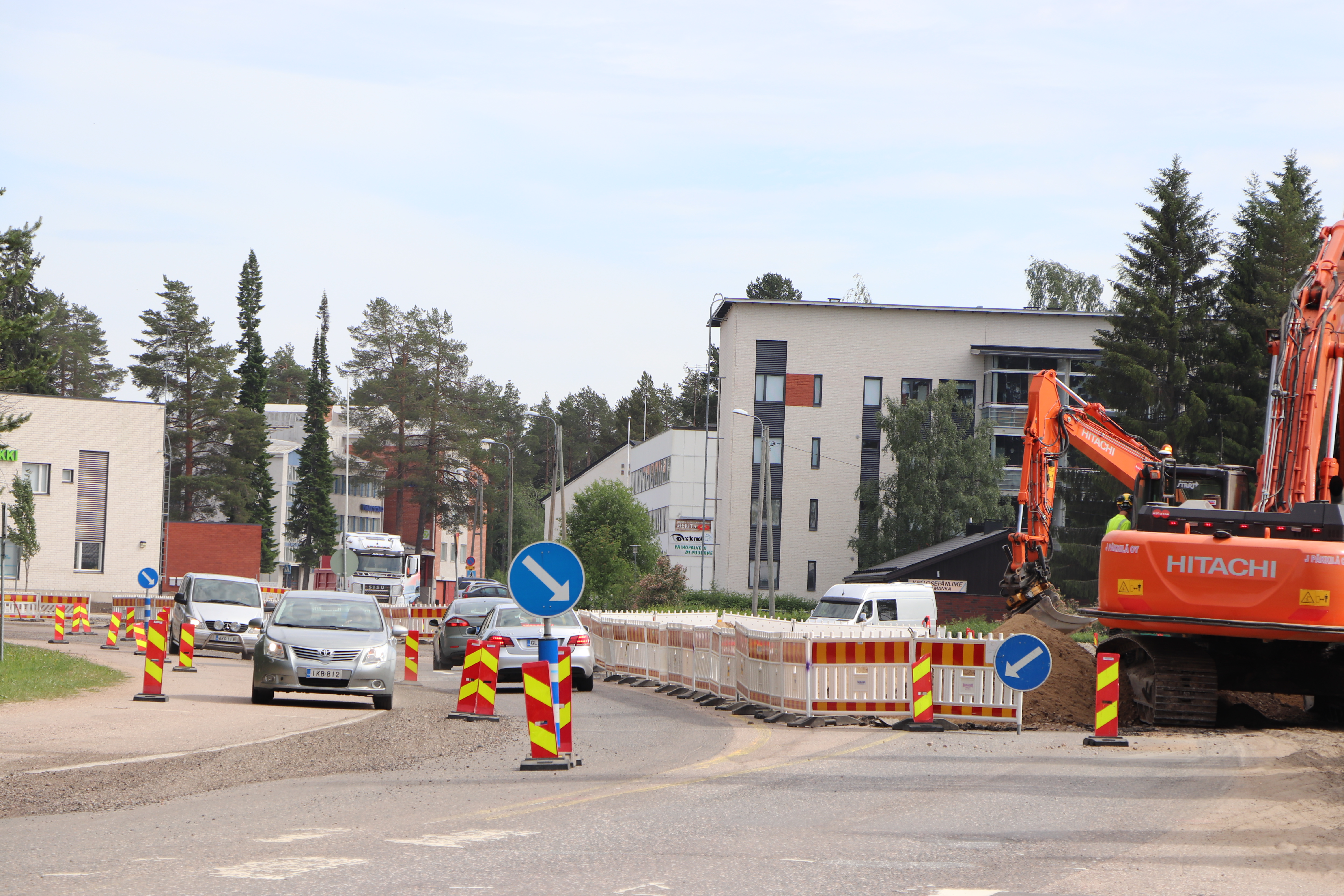 Taajamassa katu-urakat etenevät. 