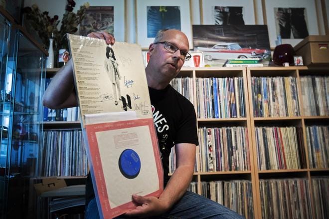 The Rolling Stonesin Promotional Albumin brittiversio, jota Richardsson kuvassa pitelee, on yhtyeen musiikin keräilijöiden Graalin malja. KUVAT: JARNO PELLINEN