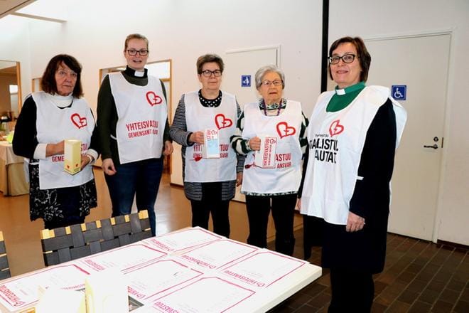 Alajärven yhteisvastuukerääjät ovat tärkeällä asialla muun muassa kauppakeskuksissa ja kotien ovilla. KUVA: SAILA COLLANDER