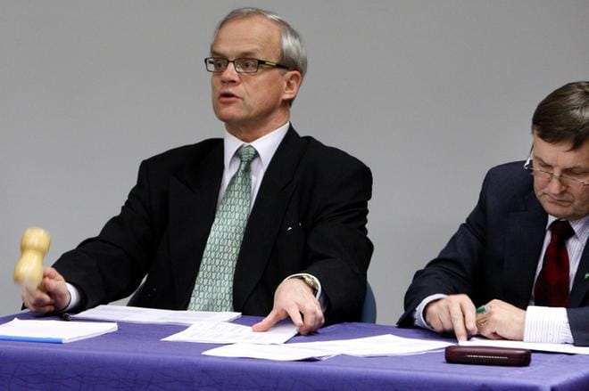 Nurmon kunnanvaltuuston viimeinen kokous pidettiin joulukuussa 2008. Puheenjohtaja Jukka Vihriälän vieressä kunnanjohtaja Kari Maunula.KUVA: HEIKKI HAKANEN