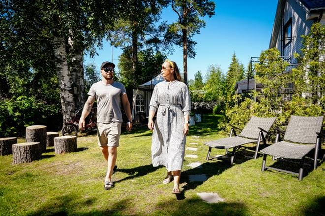 Markus ja Hanne Urpiola tilasivat pyykkivarkauden jälkeen tallentavat valvontakamerat. He toivovat laitteiden tuovan pihaansa turvallisuuden tunnetta. Kuvat: Samppa Toivonen