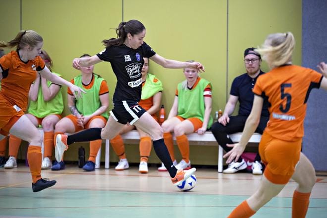 Pipsa Lahtinen (kesk.) teki sunnuntaina FC Sport-J:lle yhden maalin ja oli syöttäjänä mukana kahdessa osumassa. KUVA: JARNO PELLINEN