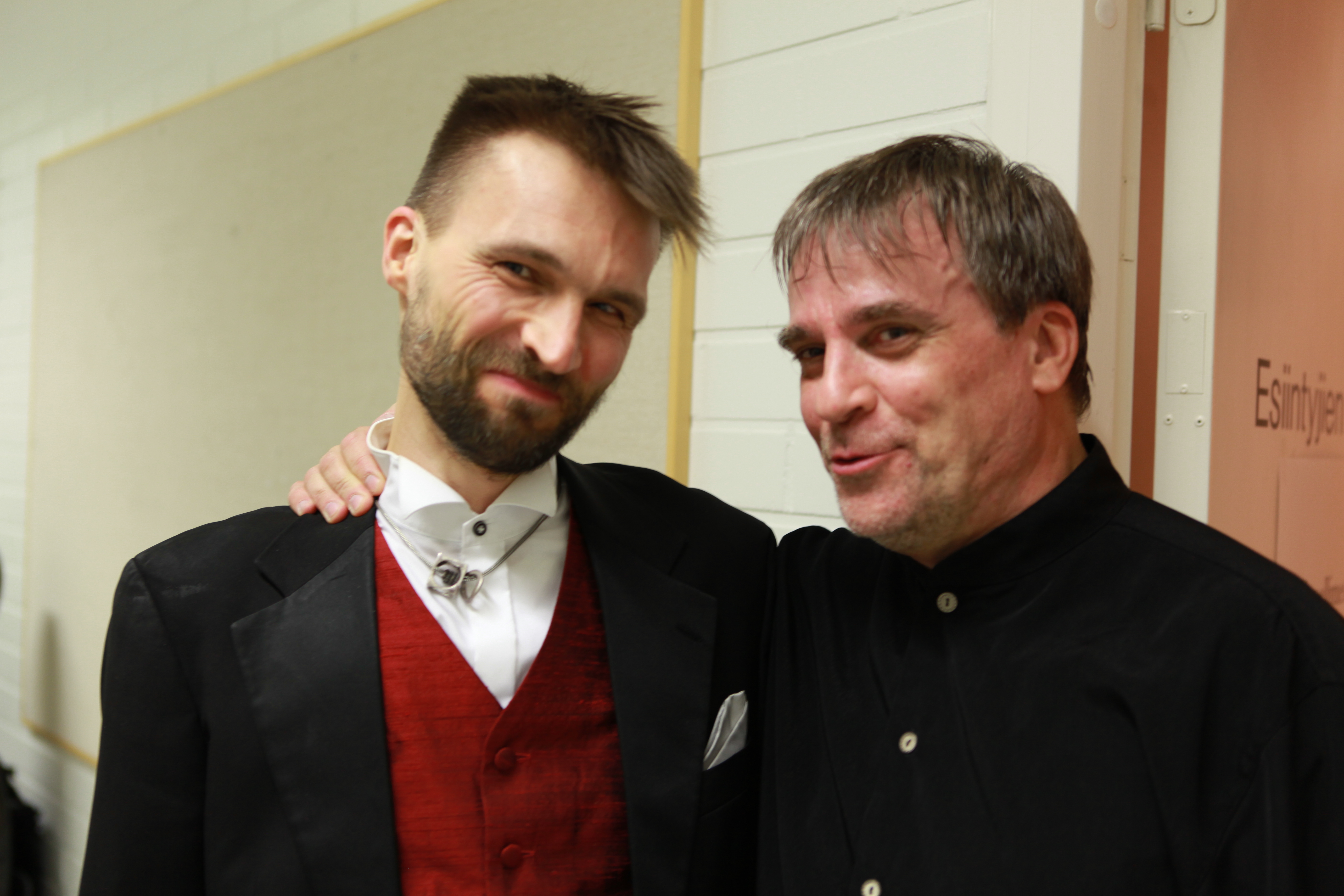 Lapin kamariorkesterin takuumiehet Lauri Angervo ja John Storgårds  konsertin jälkeisissä tunnelmissa.