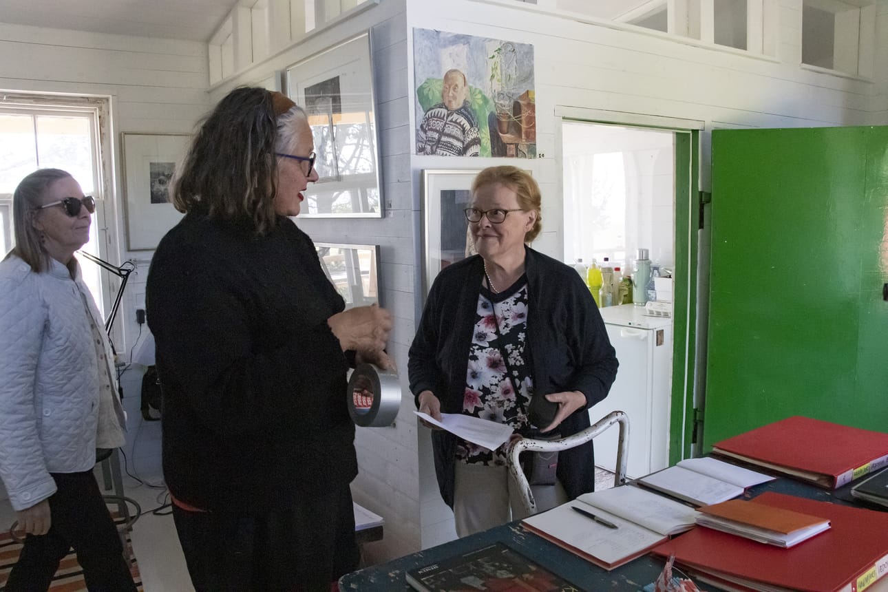 Marjatta Hanhijoki esittelemässä ateljeessa käynnissä olevaa näyttelyä Helvi Heikkilälle ja Marja-Liisa Isolalle.