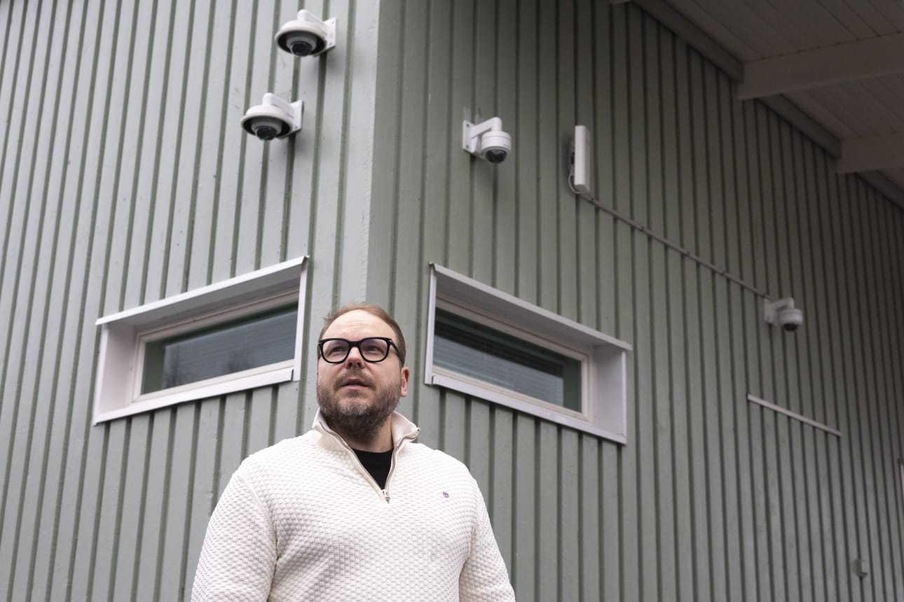 Seinäjoen kaupungilla on toista tuhatta valvontakameraa. Tanelinrannan koulun rehtori Lasse Niemi seisoo koulun nurkkauksessa, jonne on lisätty valvontakameroita nuorten ilkivallan kitkemiseksi.